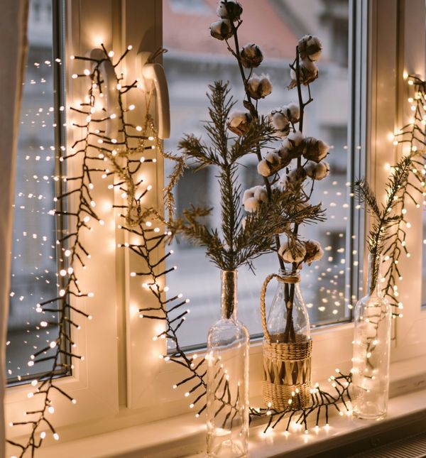 Božićne lampice mogu biti i na prozoru