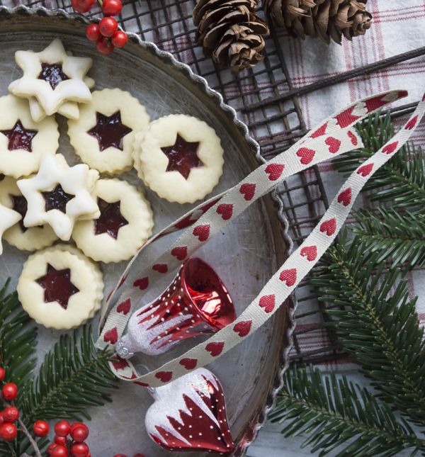 Božikovinom možete ukrasiti i pladanj s kolačima