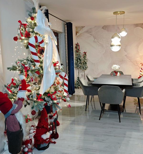 Božićno drvce s predimenzioniranom mašnom