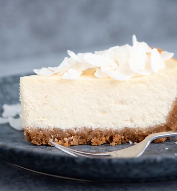 Na cheesecake možete staviti i listiće kokosa