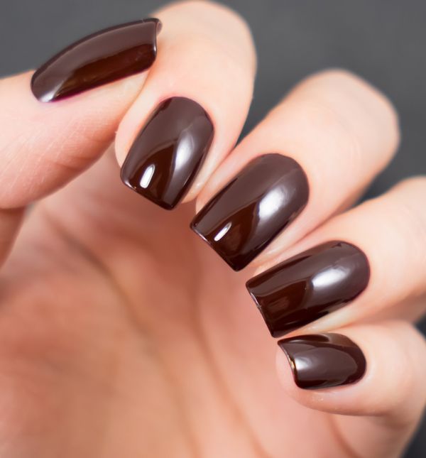 Tamnosmeđe manikure stvorene su za hladniji dio godine