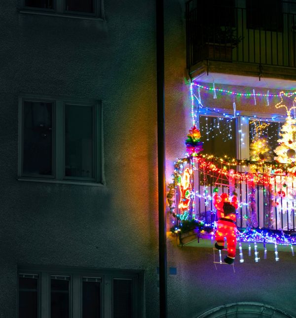 Balkon ukrašen lampicama