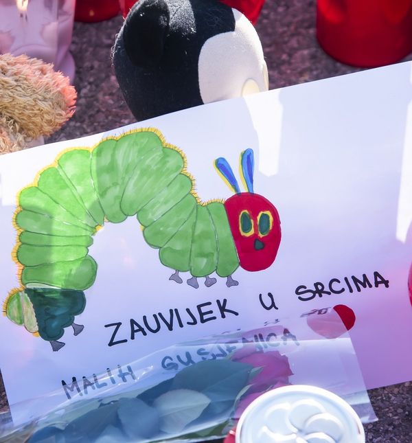 Poruke ostavljene na igralištu u Prečkom