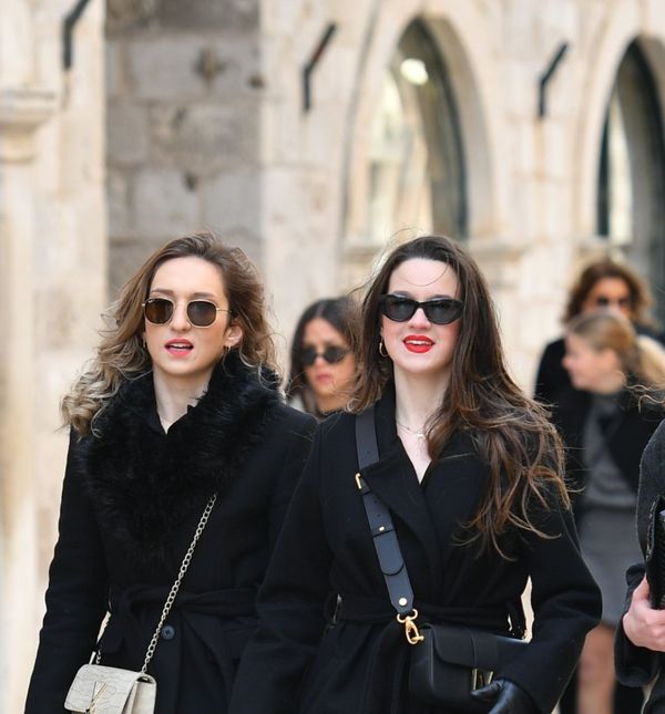 Četiri prijateljice u elegantnim modnim izdanjima u Dubrovniku za Badnjak