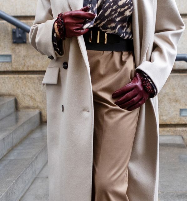 Žena u elegantnim hlačama