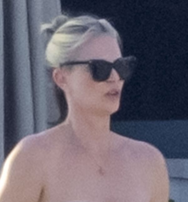 Charlize Theron u kupaćem kostimu na plaži u Meksiku