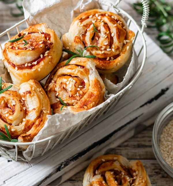 Pužići s ajvarom i sirom