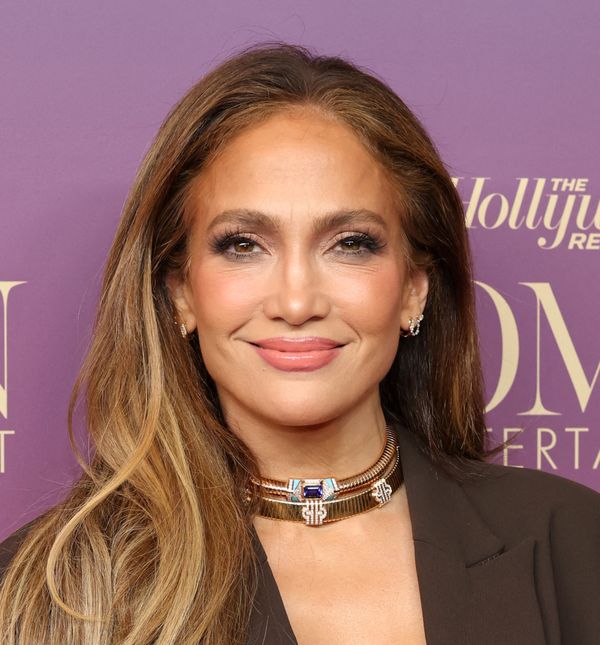 Kostim u hit boji koji zbog jednog detalja kombinaciju čini posebno senzualnom