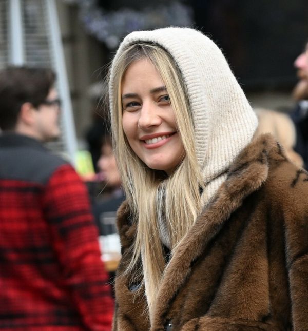 Street style mama iz centra Zagreba nosi mekanu smeđu bundicu