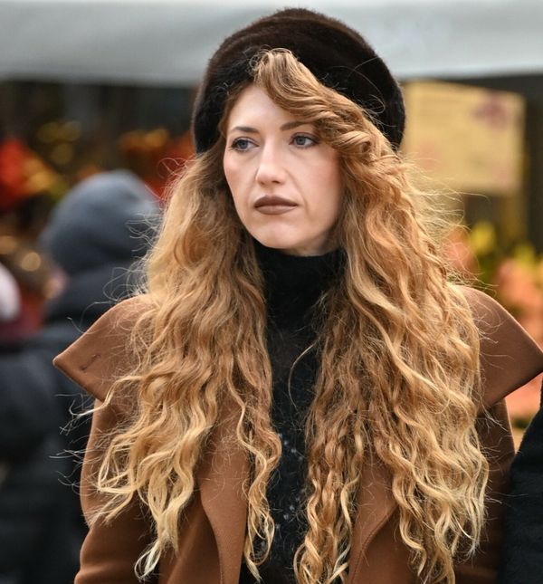 Ulična moda Zagreb dama s čizmama visokih sara podstavljenima krznom 2025. - 1