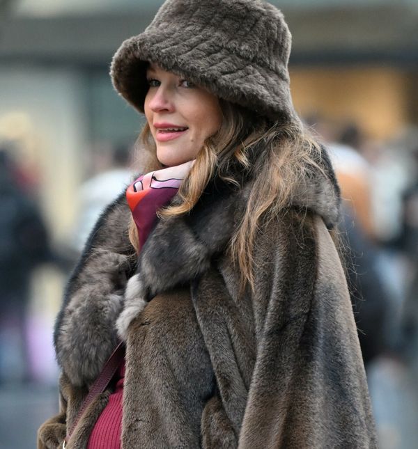 Street style kombinacija trudnice iz centra Zagreba u pletenoj haljini i krznu