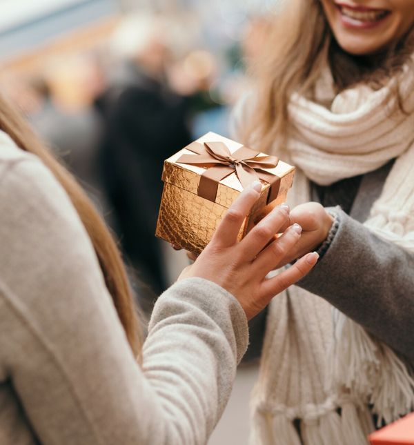 Što pokloniti najboljoj prijateljici koja vam je kao sestra?