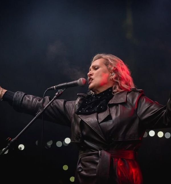 Vanna u kožnatom kaputu na koncertu u Županji