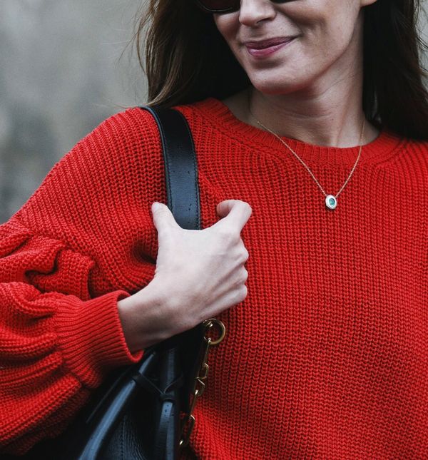 Crveni pulover odličan je dodatak prosinačkoj garderobi