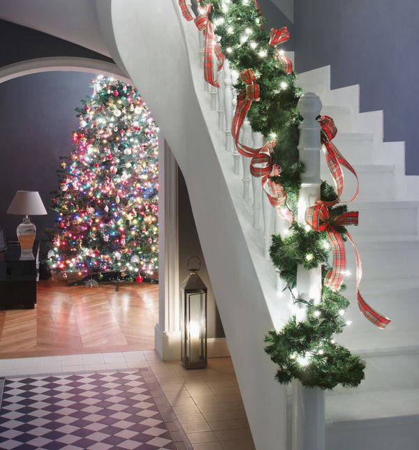 Božićno uređenje stepenica može biti suptilno ili raskošno