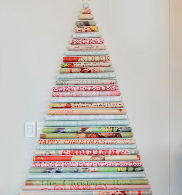 Role ukrasnog papira zalijepite na zid u obliku božićnog drvca