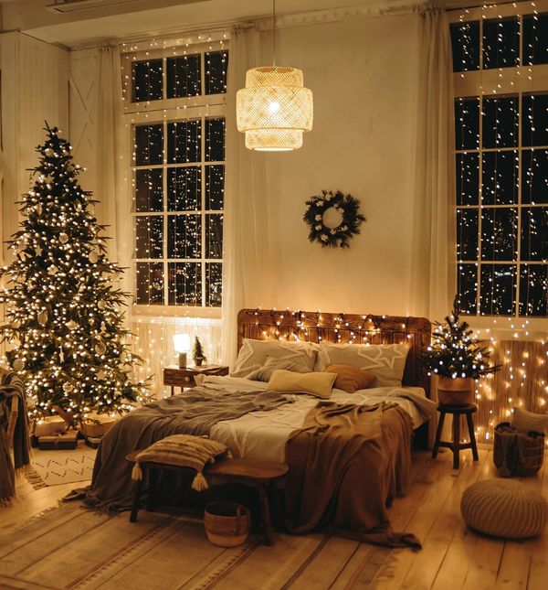 Tople bijele lampice stvaraju intimnu atmosferu u domu