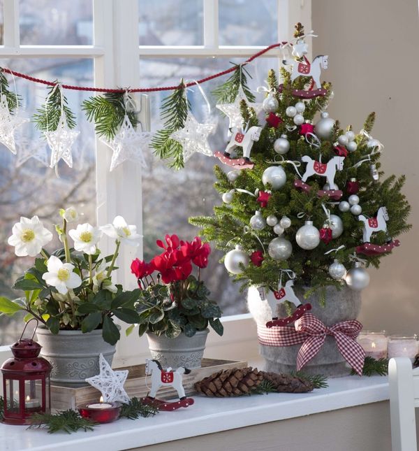 Bijelo cvijeće u božićnim dekoracijama