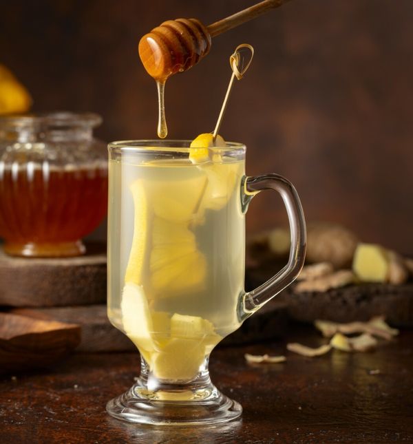 Vrući koktel s džinom, limunom, đumbirom i medom