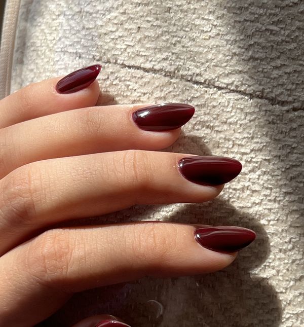 Tamnocrvene manikure