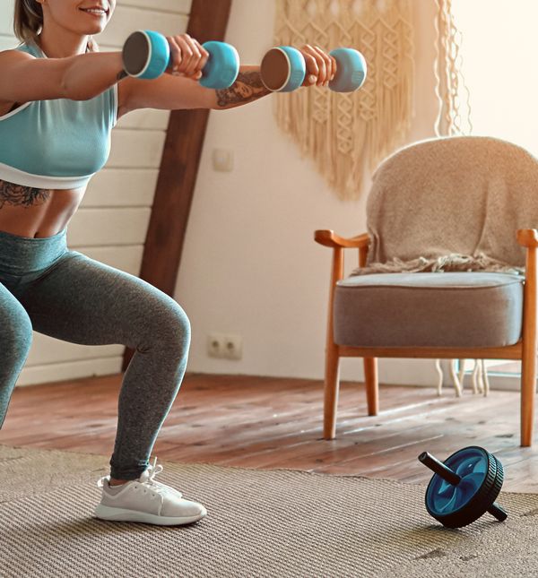 Mikro-workouti često uključuju kombinaciju laganog HIIT-a, vježbi snage s vlastitom težinom ili kratkih joga i pilates sekvenci