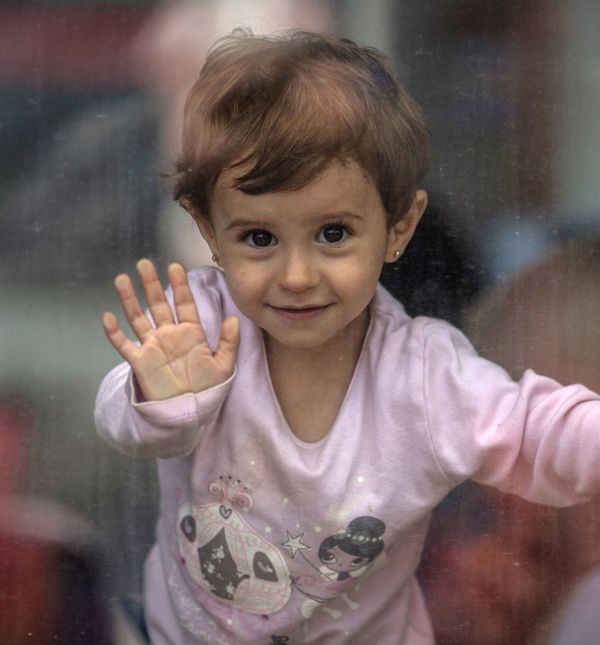 Djevojčica izbjeglica u vlaku na mađarskoj željezničkoj stanici