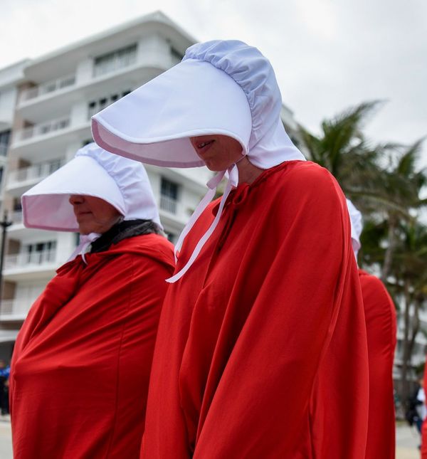 Prosvjednice odjevene u odore iz 'Sluškinjine priče' na skupu protiv Donalda Trumpa u Palm Beachu