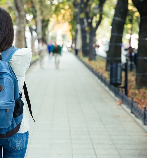 Nošenje torbice ili ruksaka na leđima može izazvati nelagodu zbog mišićnog disbalansa (Foto: Guliver/Thinkstock)