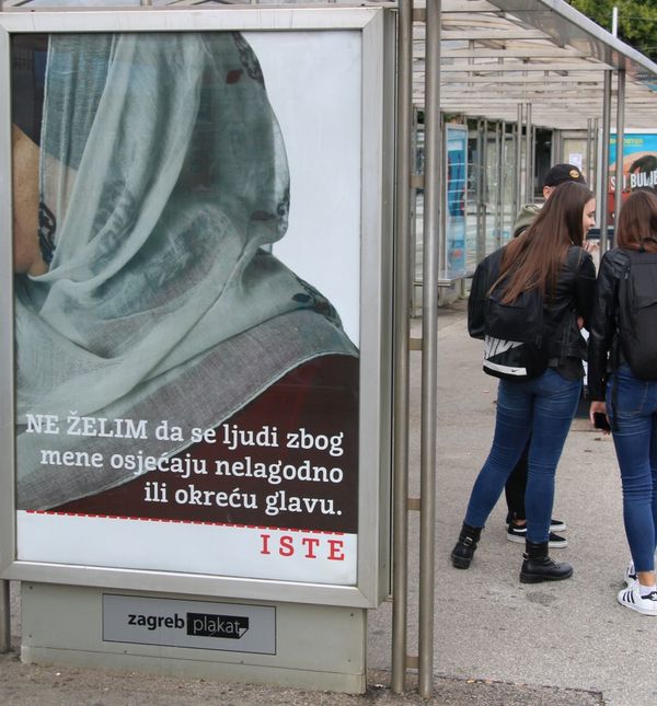 Istražujući u svome umjetničkom radu što znači biti stranac i žena u Zagrebu, Andreja Kulunčić okupila je ovih pet žena u radnu skupinu.