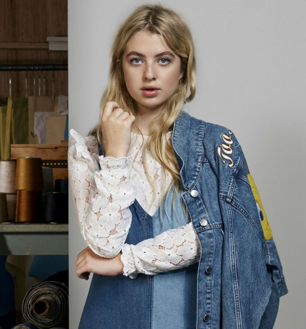 Plava traper jakna stilizirana pomoću zakrpa i prišivenih detalja (Foto: H&M)