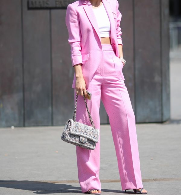 Ružičasto odijelo lijepo će se prilagoditi u razne proljetne prigode