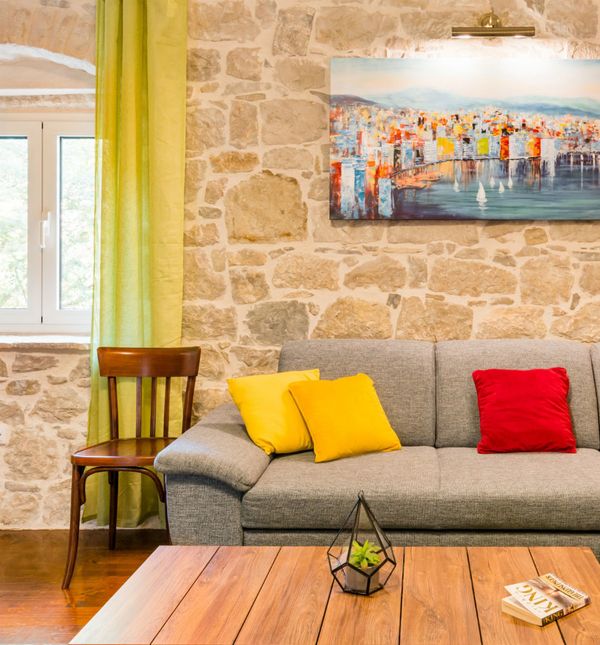 Kamena kuća, Varoš