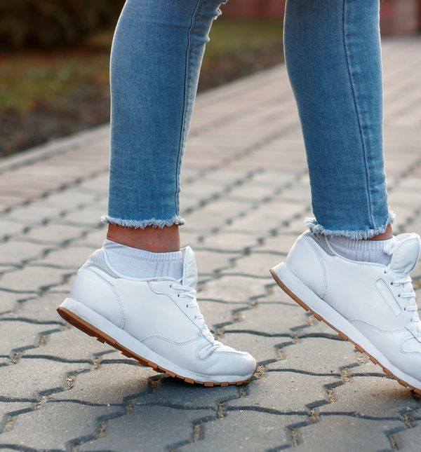 Žena u bijelim tenisicama