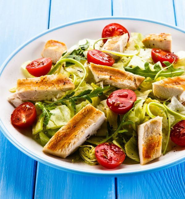 Pečena piletina servirana na salati dobar su izbor za ručak