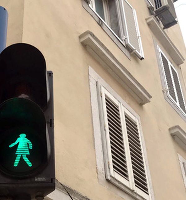 U Rijeci je zasvijetlio prvi semafor sa ženskom siluetom