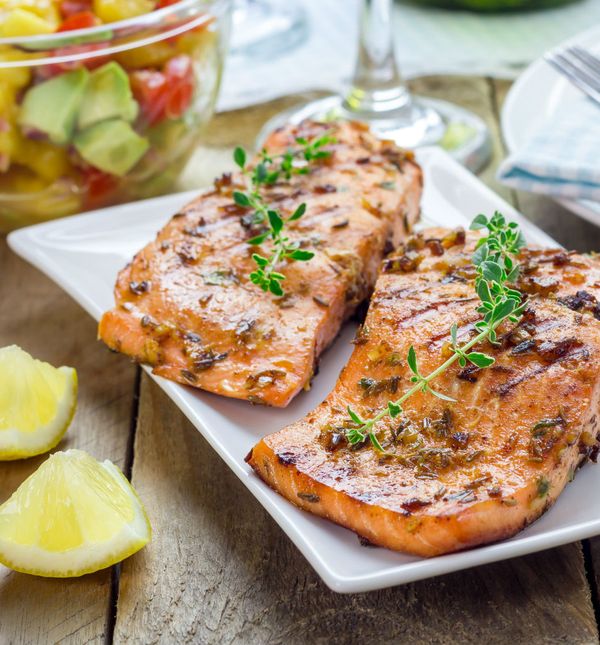 Grilani losos i salata od avokada i manga odličan su izbor za zdravi ručak