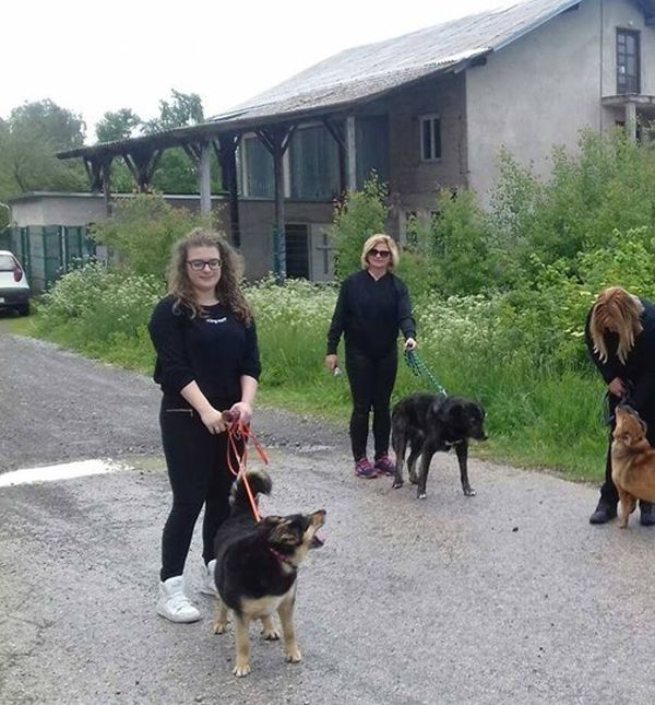 Učenici i djelatnici Srednje škole Delnice u šetnji sa štićenicima azila