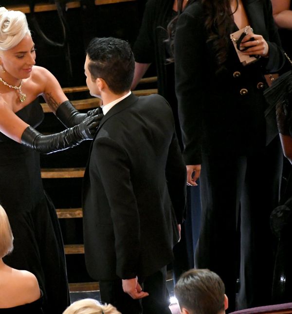 Prije nego što se popeo na pozornicu, Lady Gaga popravila je leptir-mašnu Ramija Maleka...