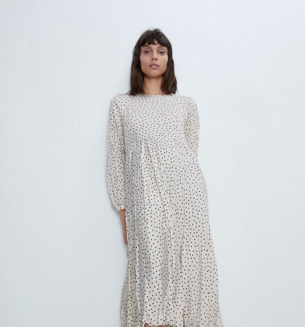 Haljina se prodaje po cijeni od 299,90 kn i dolazi u veličinama od XS do XXL