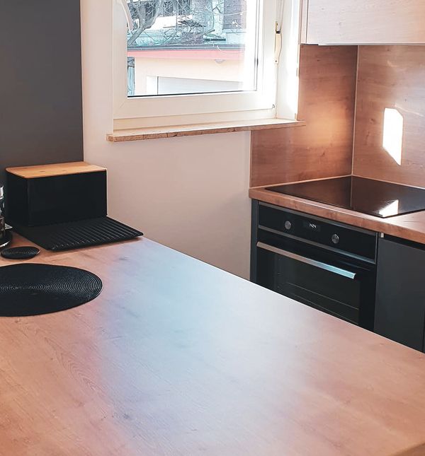 Savršeno uređena mala kuhinja s otokom zagrebačkog stana od 52 kvadrata