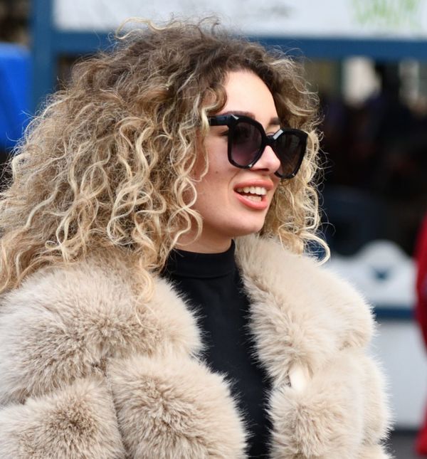 Street style zgodne dame iz Zagreba s gustim, neukroćenim kovrčama