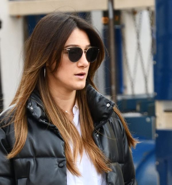 Mlada dama sa špice u hlačama sa šljokicama