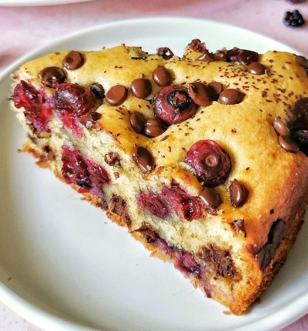 Brzi kolač s čokoladom, borovnicama i ricottom osvaja nepce na prvu