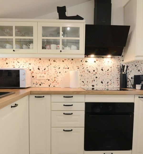 Iva Stipčević Pantalon iz Zadra u svom stanu uredila je bež kuhinju s terrazzo pločicama i crnim sudoperom