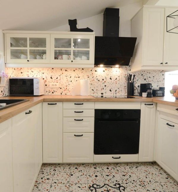 Iva Stipčević Pantalon iz Zadra u svom stanu uredila je bež kuhinju s terrazzo pločicama i crnim sudoperom