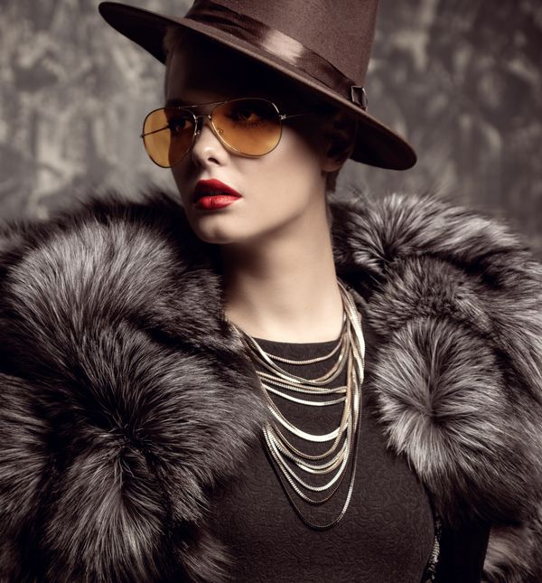 Mob wife trend estetika u modnom smislu podrazumijeva uoečatljive modne komada poput bundi i upadljivog nakita