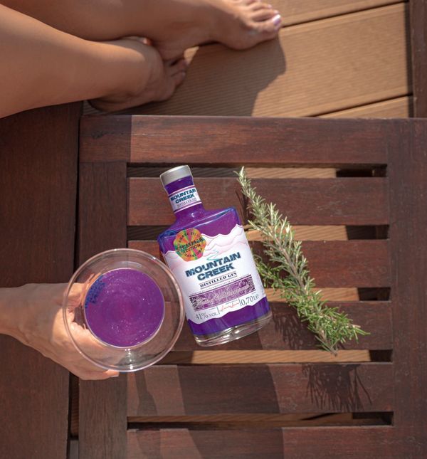 Ljubičasti džin sa šljokicama koji nastaje u Slavoniji