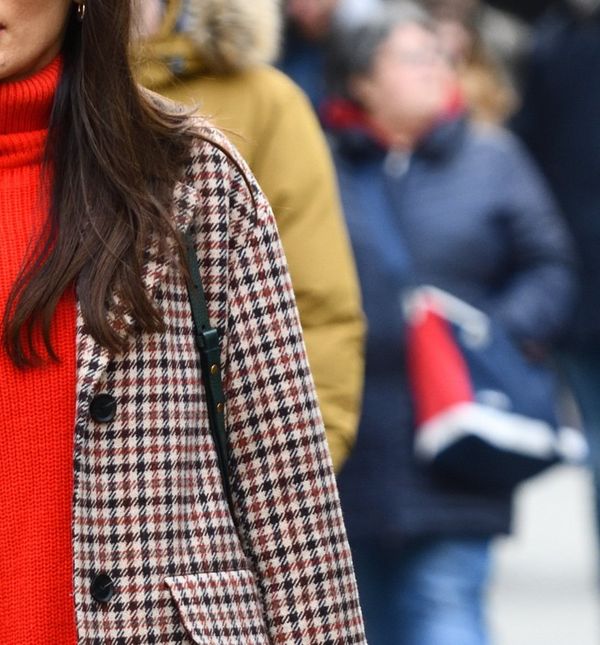 Damu u crvenoj haljini nemoguće je ne zamijetiti