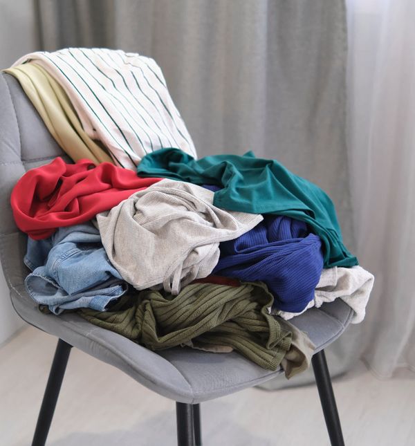 Stolica zatrpana odjećom