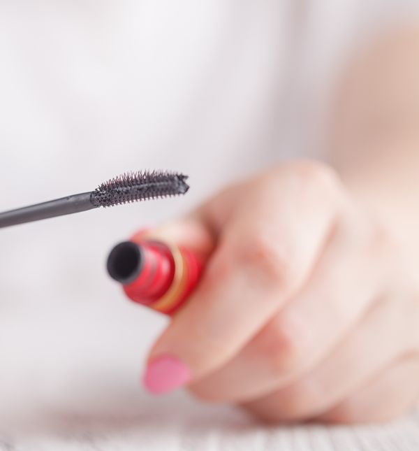 Nakon što je otvorite, maskaru biste smjeli koristiti tri do maksimalno šest mjeseci